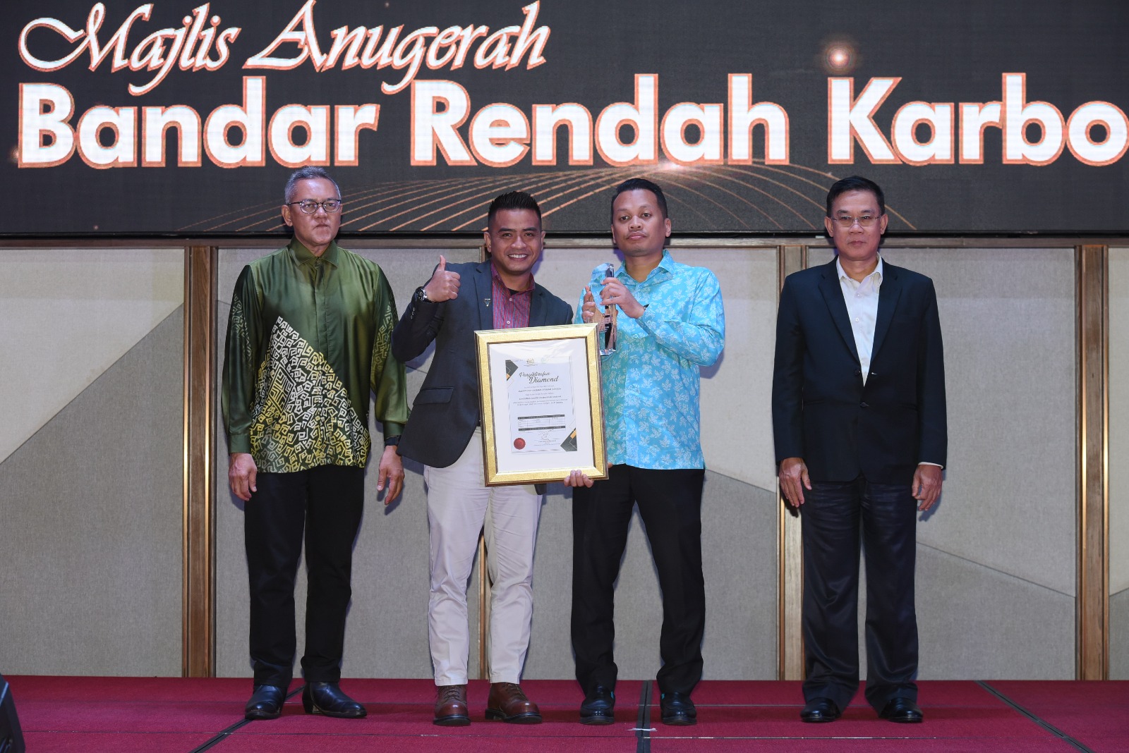 JAKESS TERIMA PENGIKTIRAFAN DIAMOND BANDAR RENDAH KARBON 2023