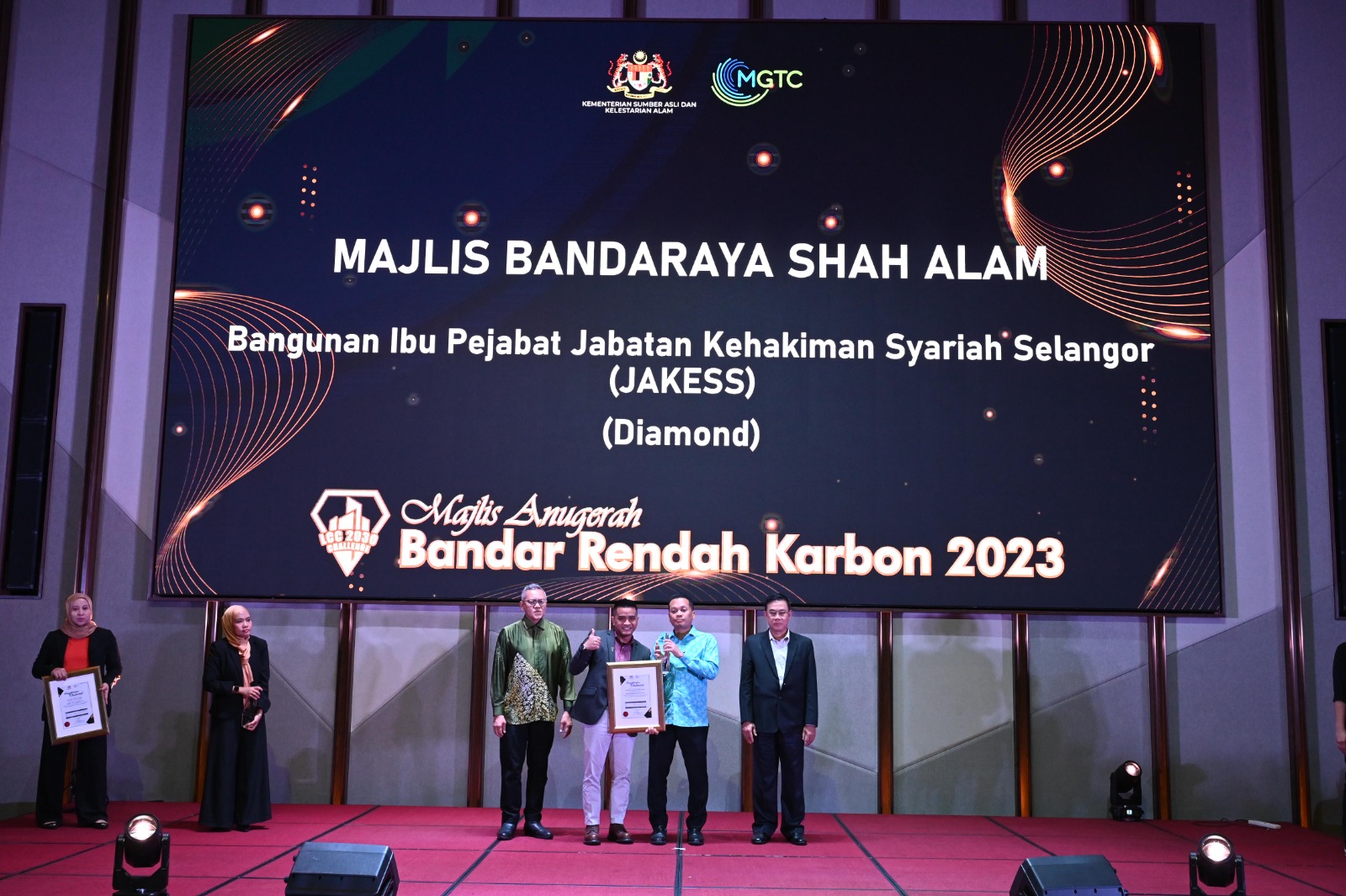 JAKESS TERIMA PENGIKTIRAFAN DIAMOND BANDAR RENDAH KARBON 2023 1